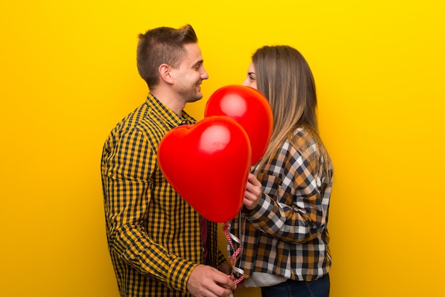 Paar im Valentinstag mit Ballons mit Herzform