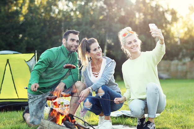 Paar im Wald campen und selfie machen