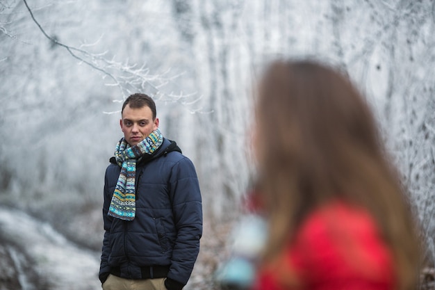 Paar im Winterwald nahe See