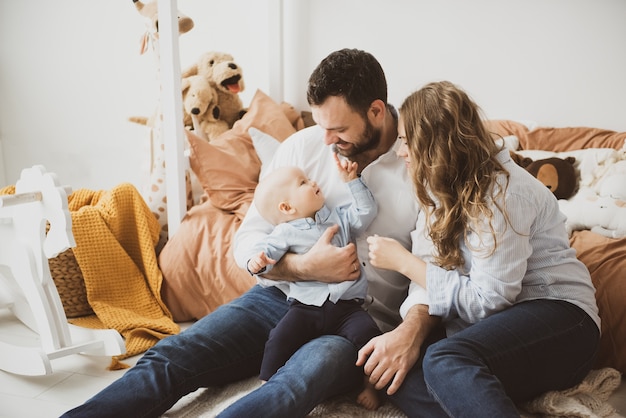 Paar im Wohnzimmer mit lächelndem Baby