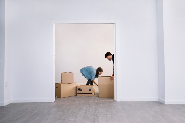 Paar im Zimmer in neuer Wohnung