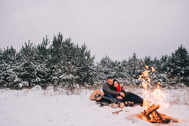 Paar in der Liebe von einem Lagerfeuer. Winter