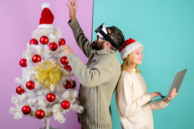 Paar in der Liebesfamilie zu Weihnachten d Brille virtuelle Realität und d Technologie glückliches Paar feiern