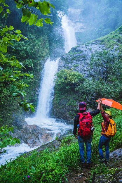 Foto paar in der natur von reisen