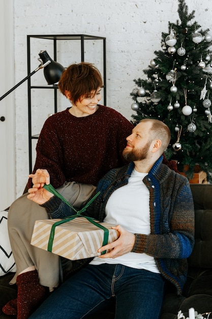 Paar in der Weihnachtszeit zu Hause verliebt