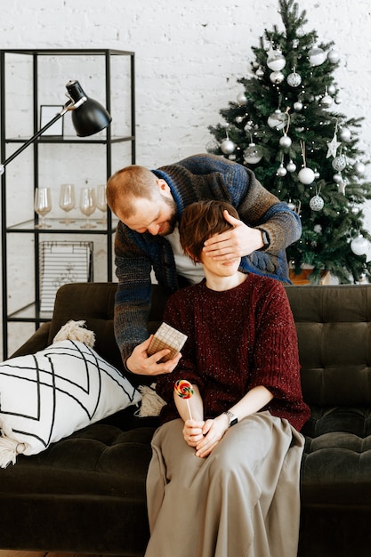 Paar in der Weihnachtszeit zu Hause verliebt