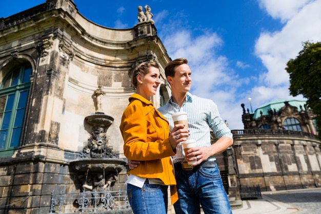 Paar in Dresden bei Zwinger mit Kaffee