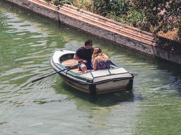 Paar in einem Ruderboot auf der Plaza de España in Sevilla