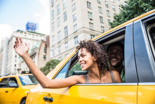 Paar in einem Taxi in Manhattan