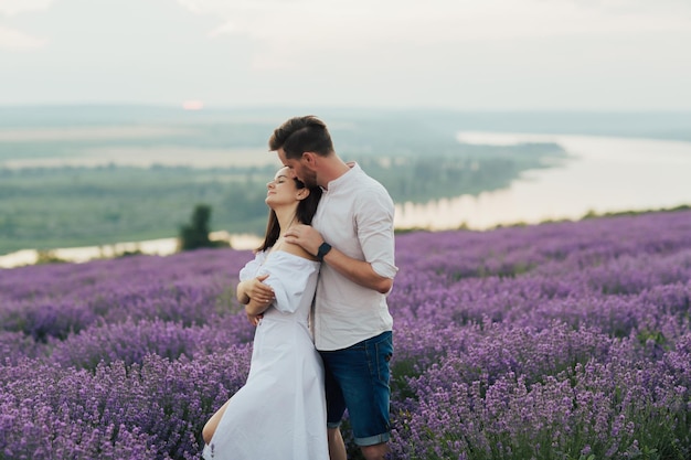 Paar in lila Lavendelblüte