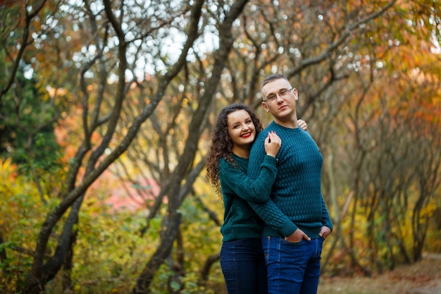 Paar in Pullovern im Herbstpark