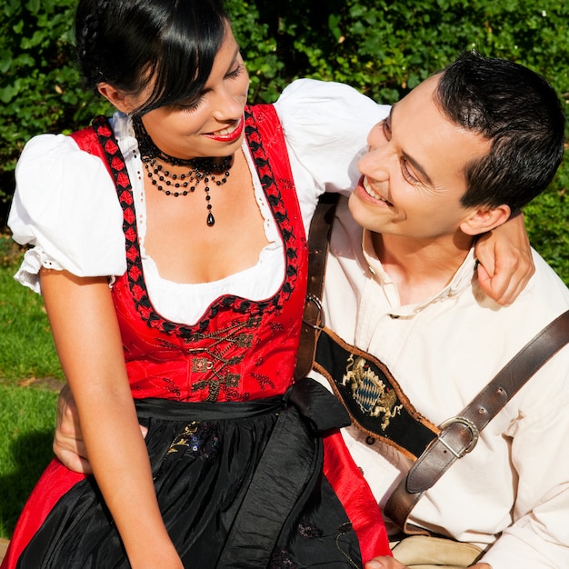 Paar in traditioneller bayerischer Tracht im Sommer