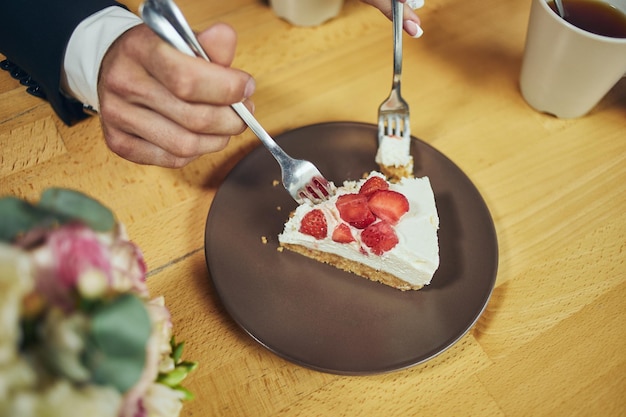 Paar isst Erdbeerkuchen in einem Café