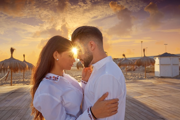 Paar jung in Liebe umarmen am Strand