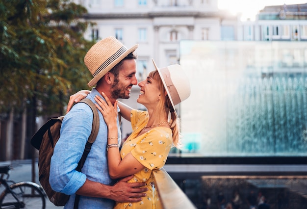Paar junge Touristen verliebt, die einen romantischen Kuss in der Stadt haben