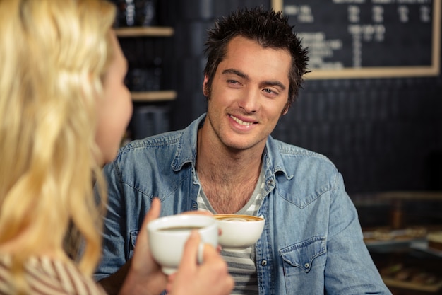 Paar Kaffee zu trinken