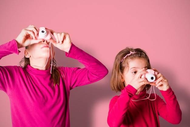 Paar kleine Mädchen fotografieren mit Spielzeug-Fotokamera