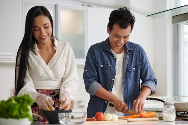 Paar kocht gemeinsam Abendessen