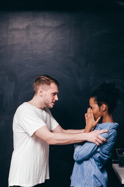 Paar Konflikte Kampf Wut Mann Frau Beziehung Interracial Schrei Angst Häusliche Gewalt Scheidung Konzept