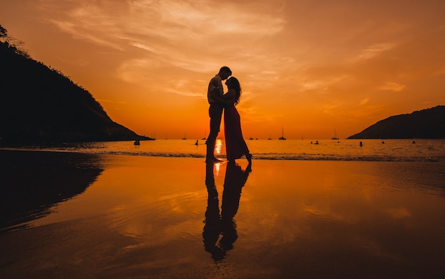 Paar küssend am Strand