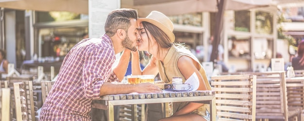 Foto paar küsst sich im café