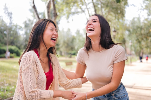 Paar lachende Frauen während eines Dates in einem Park