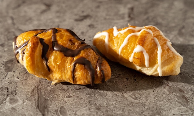 Paar leckere Croissants mit Schokolade