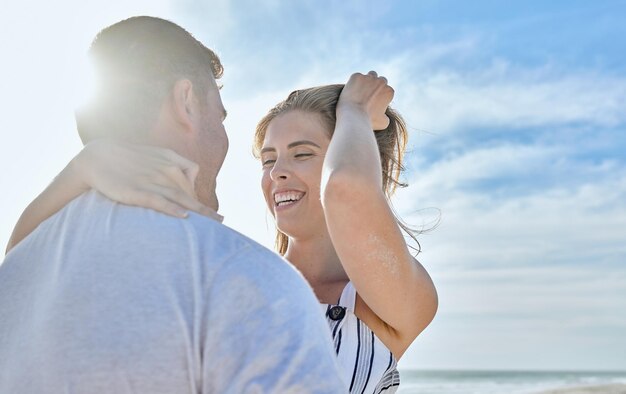 Paar Liebe und Strandurlaub mit einer Umarmung Liebe und Glück zusammen auf einem sommerlichen Reiseziel mit blauem Himmel Lächeln Sie Unterstützung und Pflege eines Mannes und einer Frau in gesunder Ehe im Bali-Urlaub