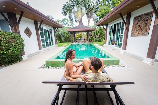 Paar Liebhaber in einer schönen Villa mit Pool