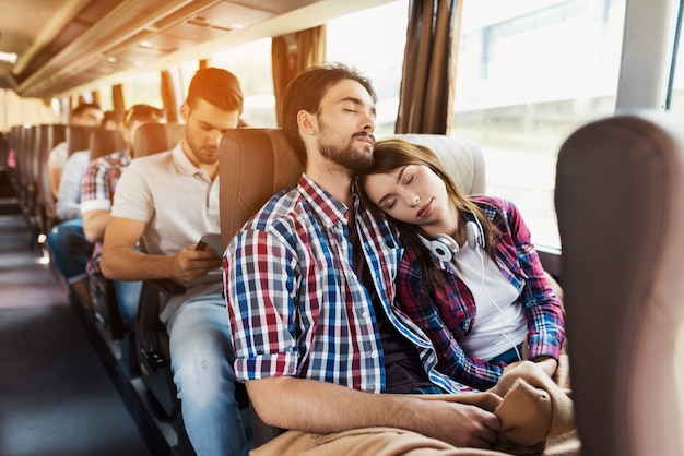 Paar liebhaber schläft im modernen reisebus.