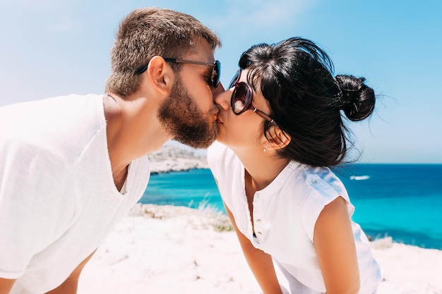 Paar macht ein Selfie. Mann und Frau haben Spaß auf dem Meer. Flitterwochen-Liebhaber. Mann und Frau auf der Insel. Verliebtes Paar im Urlaub. Meerestour. Flitterwochen. Verliebtes Paar an der blauen Lagune