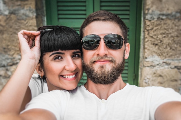 Paar macht ein Selfie. Mann und Frau machen ein Selfie. Mann und Frau ruhen sich im Resort aus. Ein verliebtes Paar reist. Flitterwochen. Flitterwochen. Foto am Telefon. Hochzeitsreise. Liebendes Paar