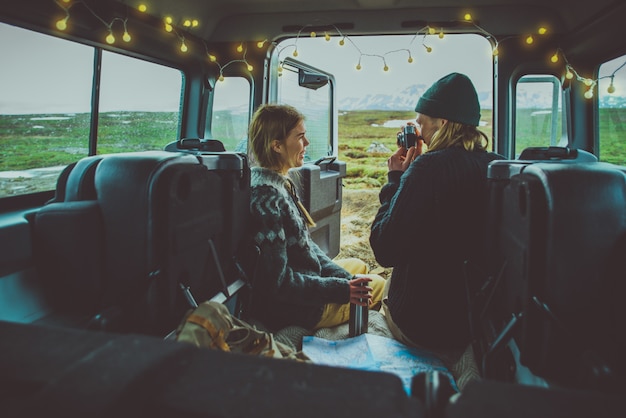 Paar macht Fernwehurlaub und erkundet Island mit seinem 4x4 Jeep