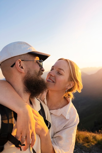 Paar macht Selfie auf mittlerem Schuss in den Bergen