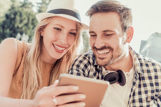 Paar macht Selfie im Café