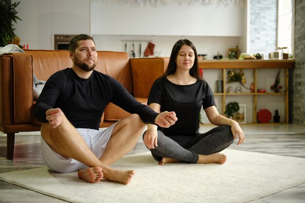 Foto paar macht yoga zu hause