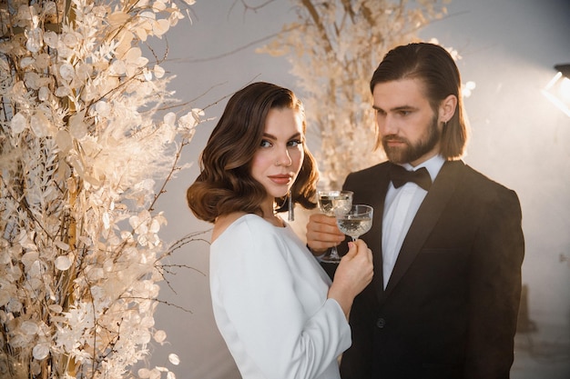 Paar Mann und Frau in der Nähe des Fensters am Hochzeitstag Familienporträt Valentinstag