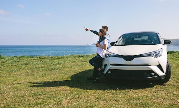 Paar mit Auto Landschaft beobachten