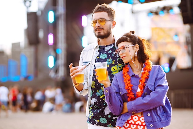 Paar mit Bier beim Musikfestival Summer Beach Party Urlaubskonzept