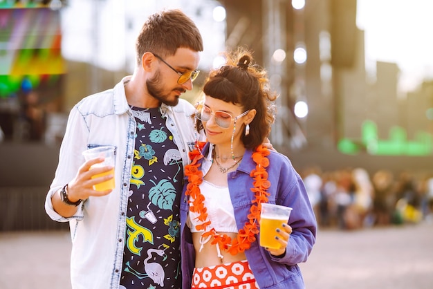 Paar mit Bier beim Musikfestival Summer Beach Party Urlaubskonzept