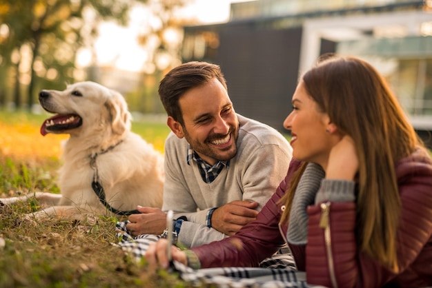 Paar mit dem Hund im Park entspannen