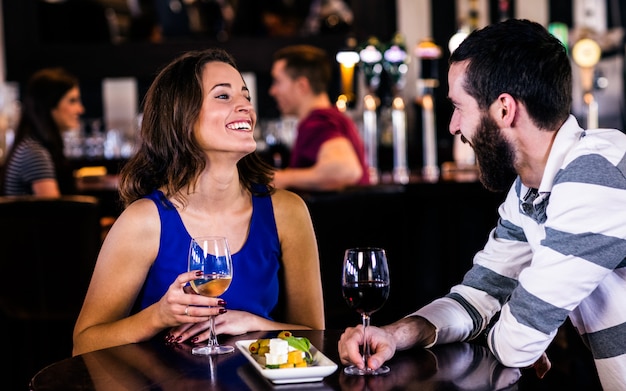 Paar mit einem Glas Wein in einer Bar