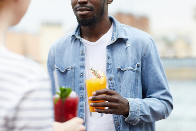 Paar mit frischem Saft im Freien