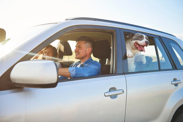 Paar mit Hund im Auto