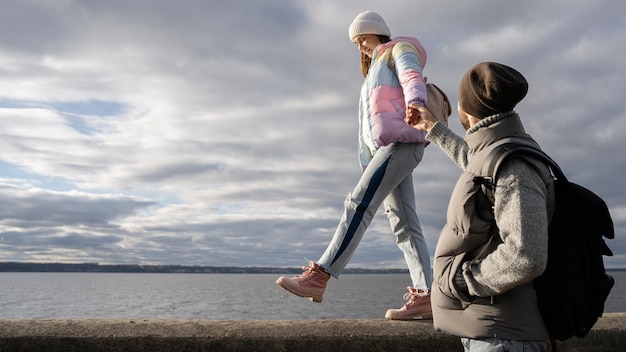 Paar mit mittlerer Aufnahme, das zusammen geht