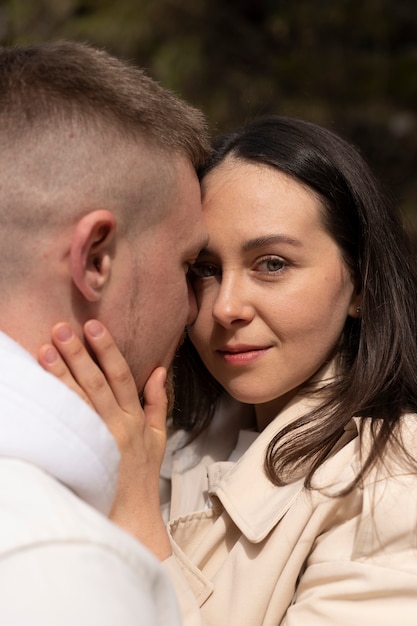 Foto paar mit öffentlichen intimitätsmomenten