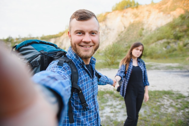 Paar mit Rucksäcken machen Selfie-Foto über Berglandschaft Trekking