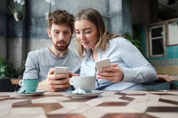 Foto paar mit smartphones im café