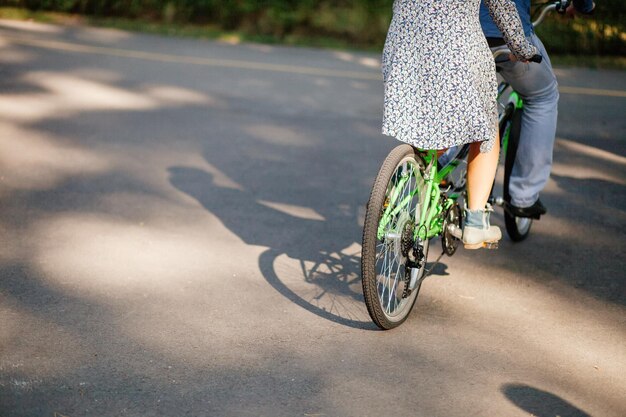 Paar mit Tandemfahrrad. schönes Paar Tandem-Fahrradfahren.