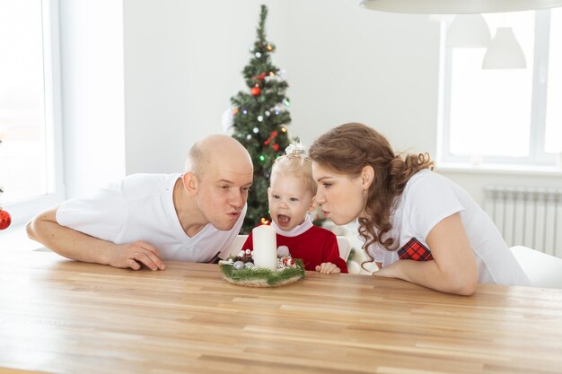 Paar mit Tochter zu Weihnachten zu Hause